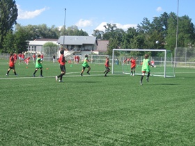 Spiel auf Kunstrasenplatz